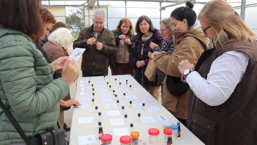 Personas alredeor de una mesa en una jornada de aromas esenciales