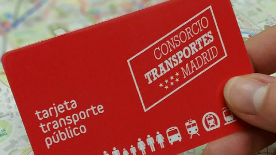 Imagen de mano sosteniendo una Tarjeta Transporte Público
