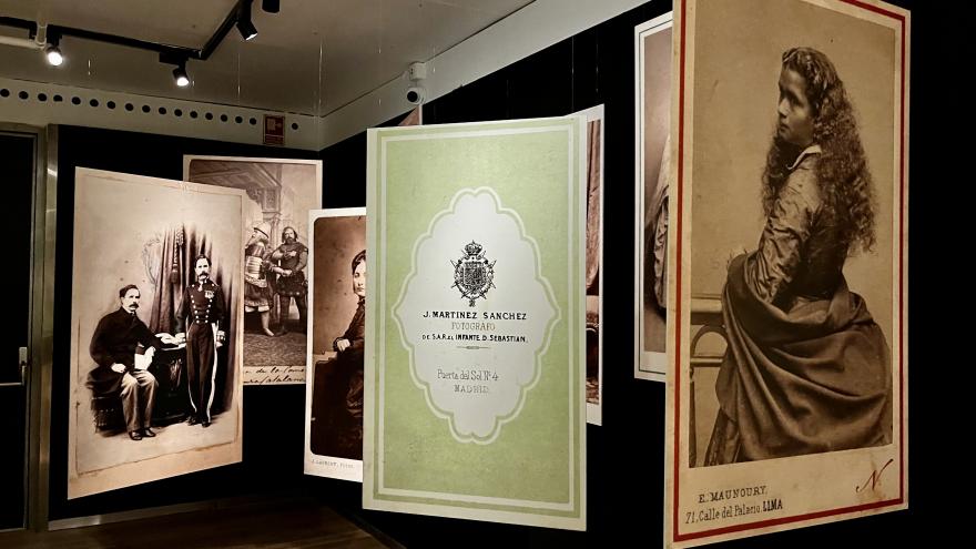 Una muestra de la exposición Un retrato romántico La carte de visite