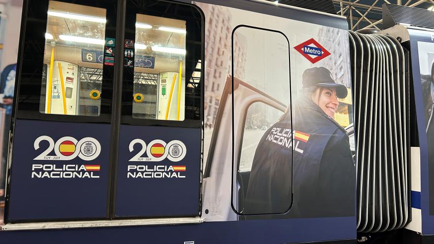 tren de Metro vinilado por el 200 aniversario de la Policía Nacional