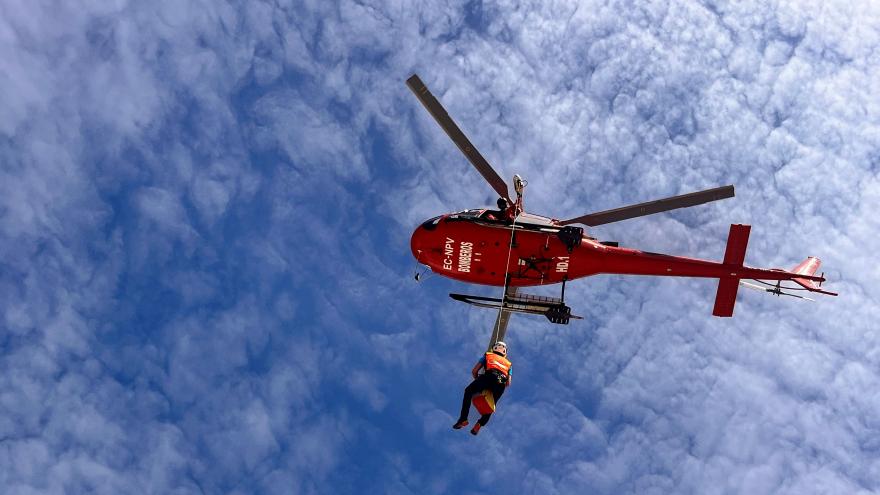 Un helicóptero del GERA volando con un paciente