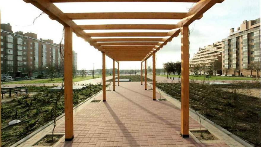 Pérgola de madera en los jardines de Las Rosas