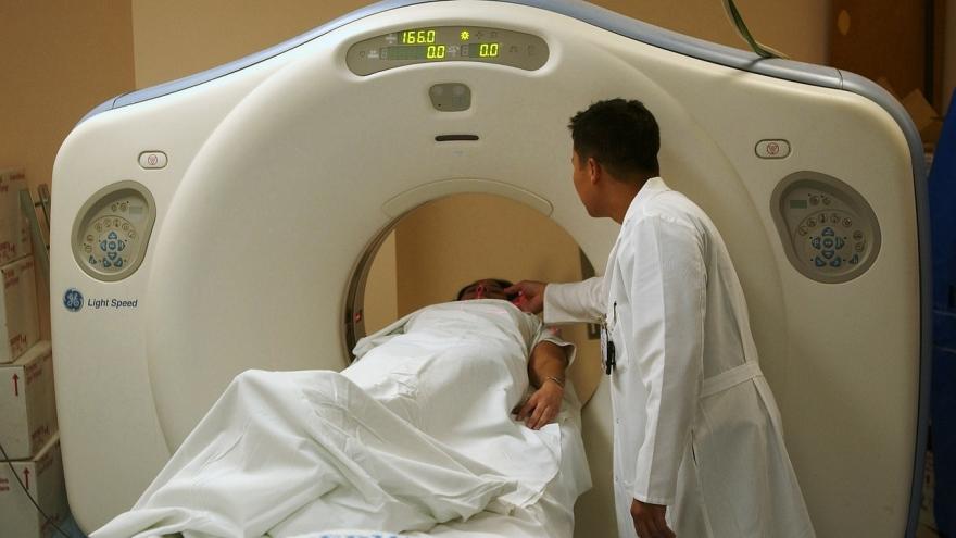 Certificación de PGC Medicina Nuclear, Radioterapia y Radiodiagnóstico Paciente en un TAC con un sanitario