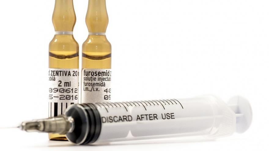 Ampollas y jeringa con medicamentos Ampollas y jeringa con medicamentos