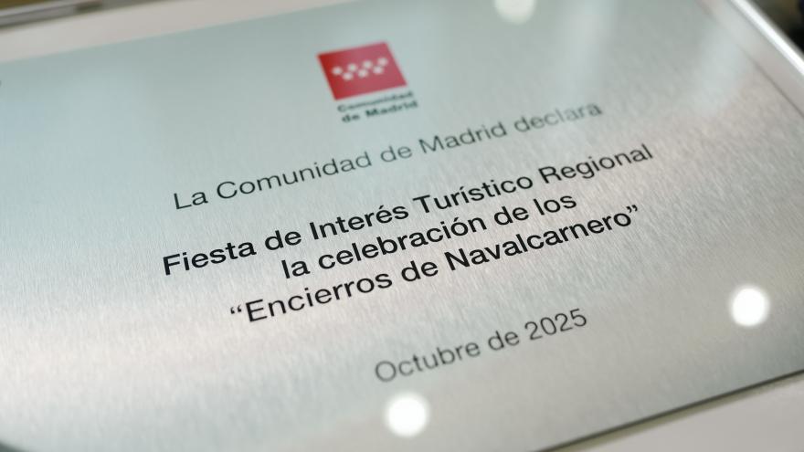 imagen de la placa conmemorativa que reconoce a los encierros de Navalcarnero como Fiesta de Interés Turístico Regional
