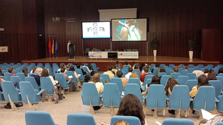 Personas acuden a un salón de actos