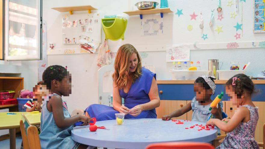 La consejera Ana Dávila durante su visita a la Residencia infantil El Valle