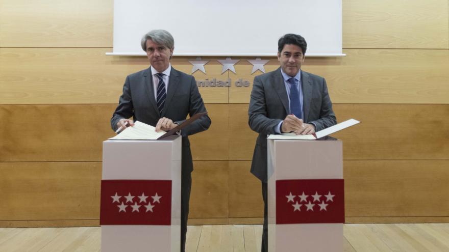 Ángel Garrido y David Pérez durante la presentación del Plan de mejora de accesibilidad en paradas de autobús de la Red Interurbana