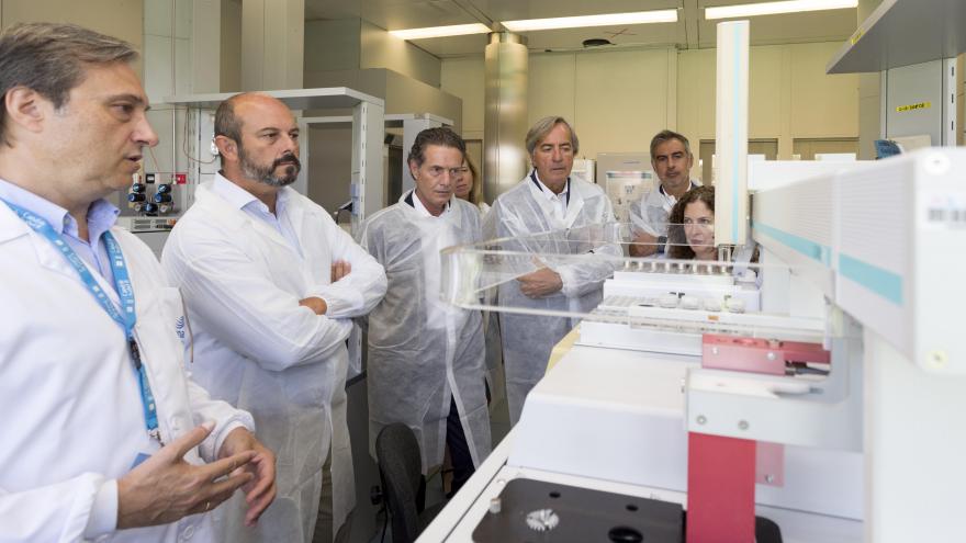 Rollán visita el laboratorio central de Canal, que realiza cada año más de 530.000 análisis del agua de consumo 