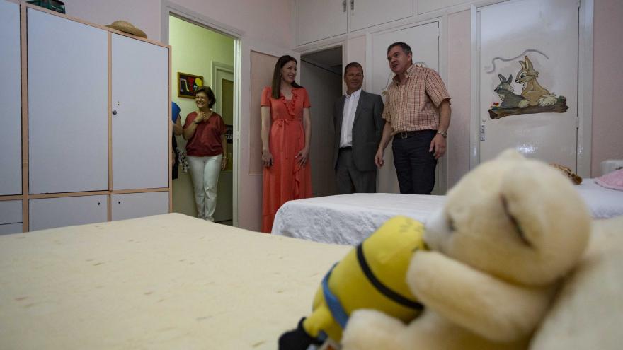 Lola Moreno vista la residencia infantil Vallehermoso