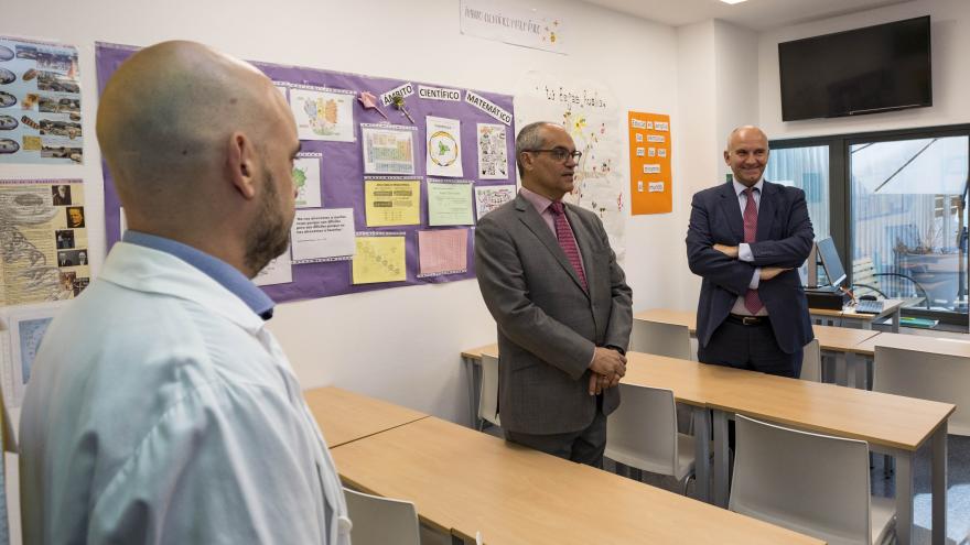 El consejero de Educación e Investigación, Rafael van Grieken, en el Hospital Universitario Puerta de Hierro de Majadahonda