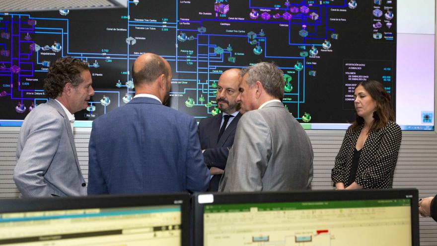 Rollán visita la instalación desde la que se controla todo el ciclo del agua en la Comunidad de Madrid