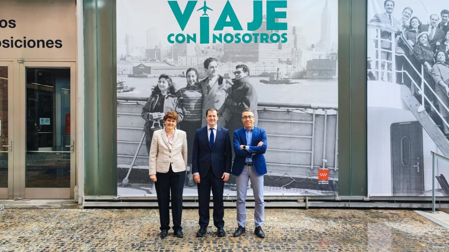Martín inaugura la exposición Viaje con nosotros El viceconsejero Luis Martín durante la inauguración de la exposición Viaje con nosotros