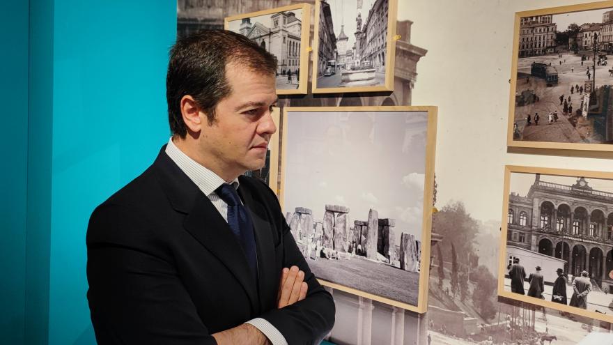 Martín inaugura la exposición Viaje con nosotros El viceconsejero Luis Martín durante la inauguración de la exposición Viaje con nosotros