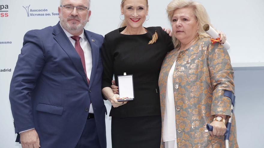 Cristina Cifuentes acude al acto de la AVT