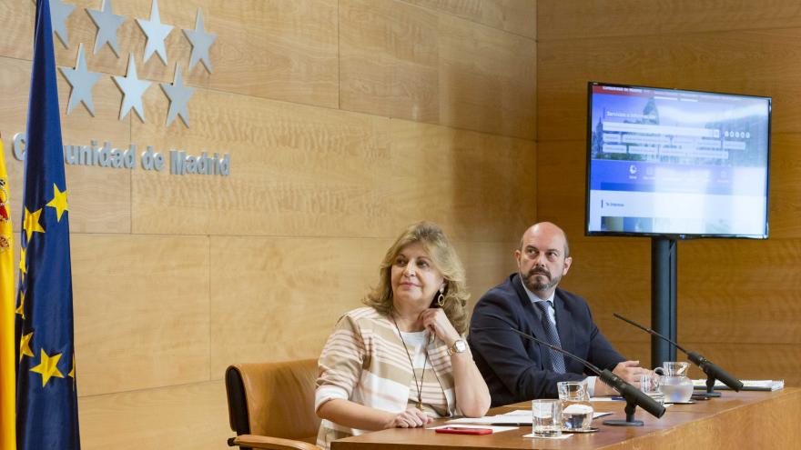Pedro Rollán, vicepresidente, consejero de Presidencia y portavoz del Gobierno, comparece en rueda de prensa junto a Engracia Hidalgo, consejera de E