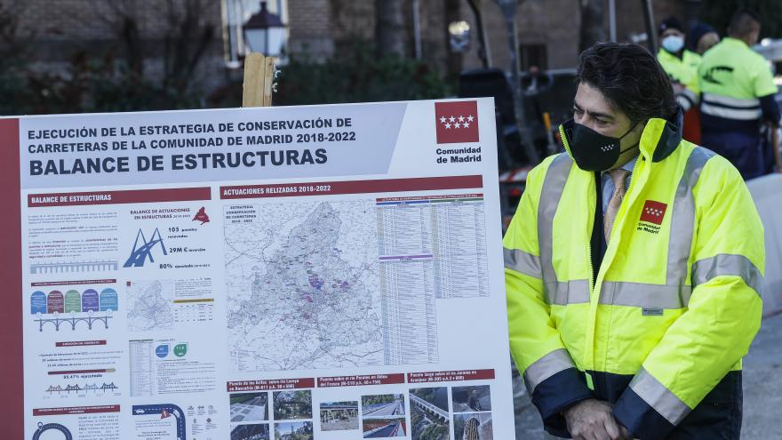 El consejero junto a miembros de la corporación del municipio