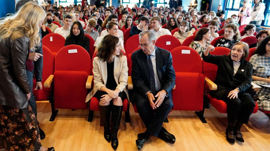 Isabel Díaz Ayuso durante su visita al ÍES San Mateo