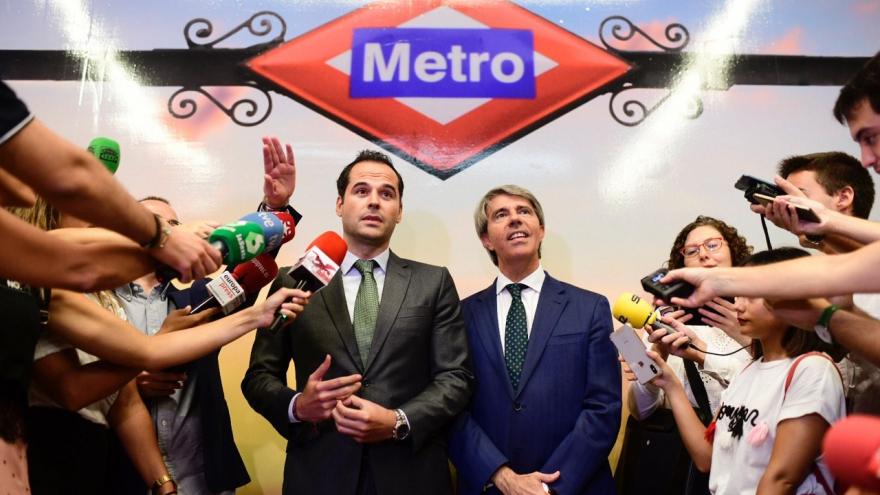 Imagen de Ignacio Aguado y Ángel Garrido atendiendo a los medios de comunicación