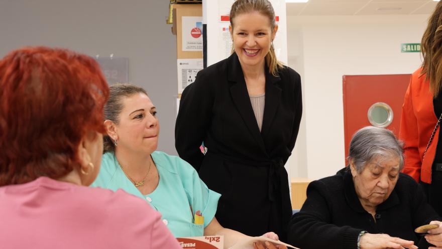 La consejera Ana Dávila durante su visita al nuevo Centro de Día de Mayores de Getafe