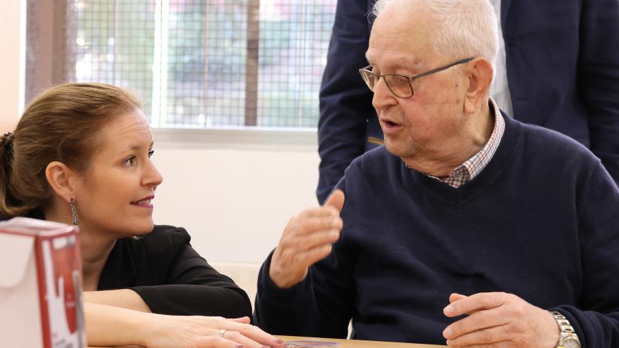 La consejera Ana Dávila durante su visita al nuevo Centro de Día de Mayores de Getafe