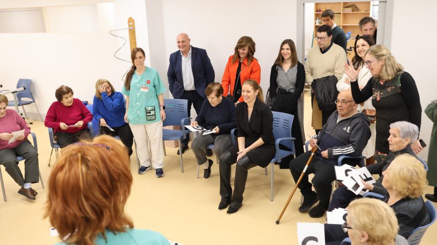 La consejera Ana Dávila durante su visita al nuevo Centro de Día de Mayores de Getafe