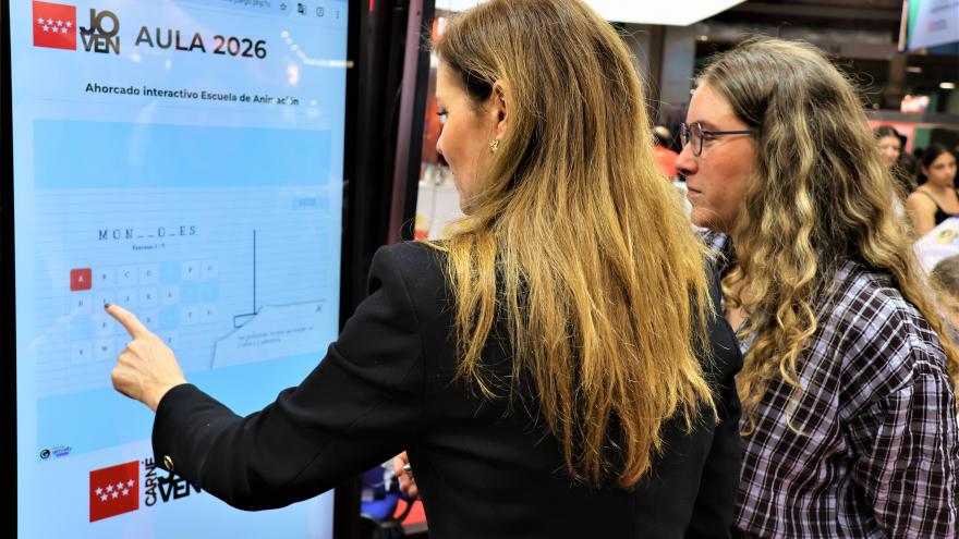 Dávila visita el estand de Carné Joven Comunidad de Madrid en Aula La consejera Ana Dávila durante la visita
