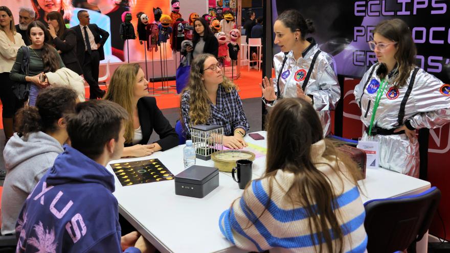 Dávila visita el estand de Carné Joven Comunidad de Madrid en Aula La consejera Ana Dávila durante la visita