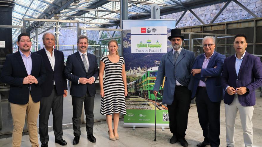 Dávila y de Paco Serrano presentan una guía de lectura fácil para el recorrido turístico del Tren de Felipe II Los consejeros Ana Dávila y Mariano de Paco Serrano durante la presentación de la guía de lectura fácil