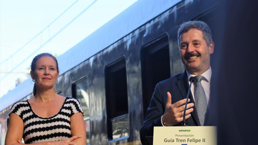 Dávila y de Paco Serrano presentan una guía de lectura fácil para el recorrido turístico del Tren de Felipe II Los consejeros Ana Dávila y Mariano de Paco Serrano durante la presentación de la guía de lectura fácil