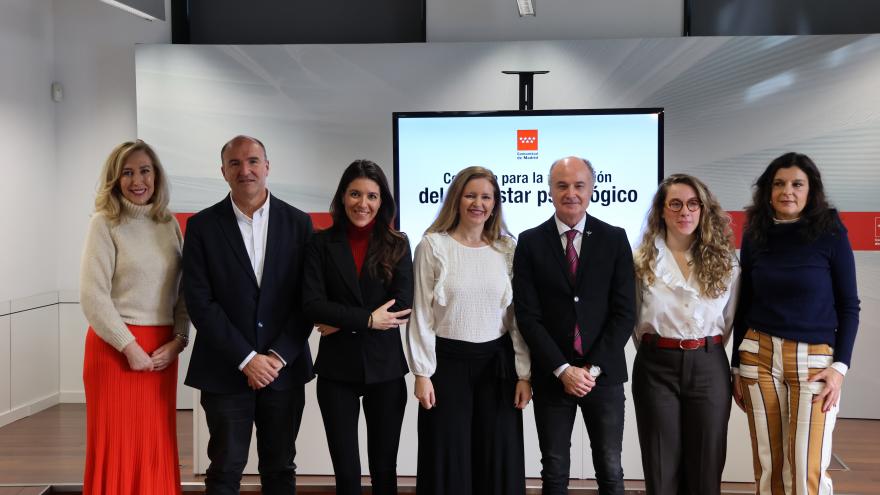 La consejera Ana Dávila durante la firma de un convenio con el Colegio Oficial de la Psicología