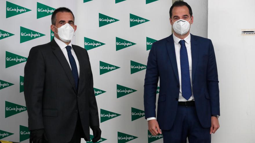Ignacio Aguado durante su visita a una fábrica de mascarillas