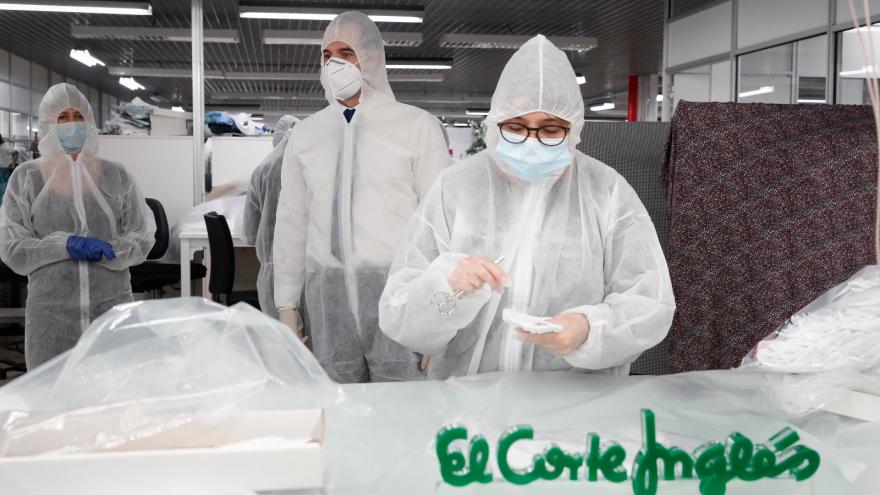 Ignacio Aguado durante su visita a una fábrica de mascarillas