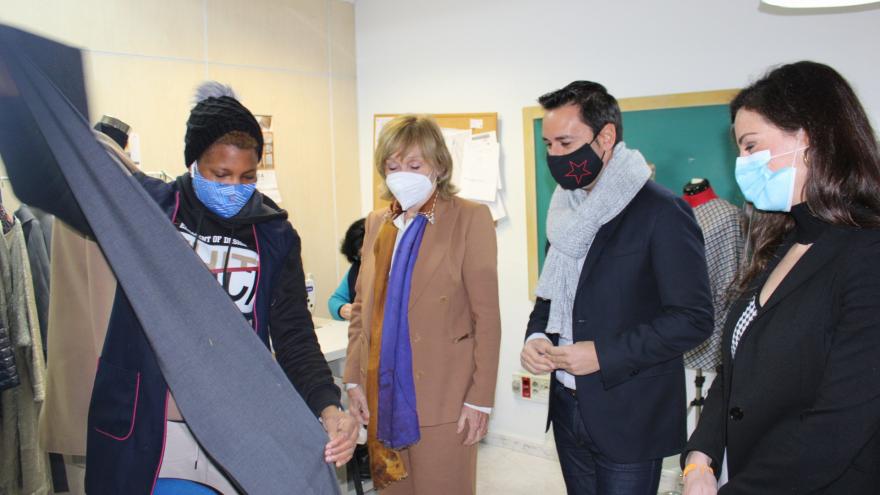 El consejero de Políticas Sociales visita el taller de costura para la inserción laboral 