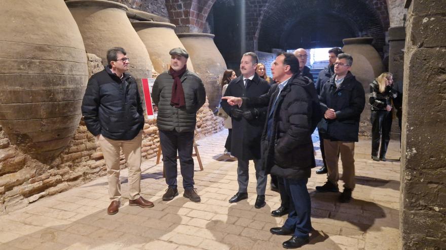 Mariano de Paco Serrano visita las obras de restauración de La Cartuja de Talamanca de Jarama
