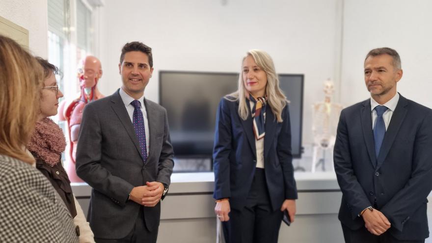 Viciana visita el CEIPSO Nuestra Señora del Castillo El consejero Emilio Viciana durante su visita en Perales de Tajuña