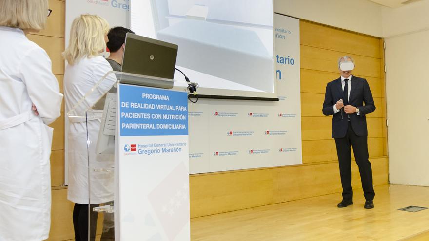 Enrique Ruiz Escudero, ha asistido a una demostración del funcionamiento de esta herramienta