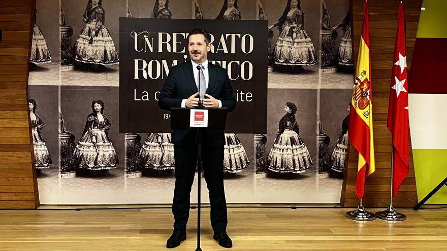 El consejero Mariano de Paco Serrano en la exposición Un retrato romántico La carte de visite