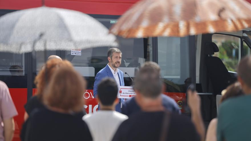 El consejero visitando la oficina