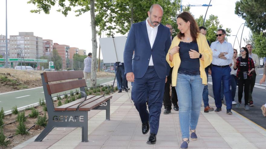 Pedro Rollán visitando en Getafe la reforma integral de la avenida de la Libertad