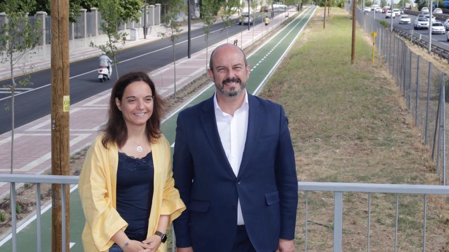 Pedro Rollán visitando en Getafe la reforma integral de la avenida de la Libertad