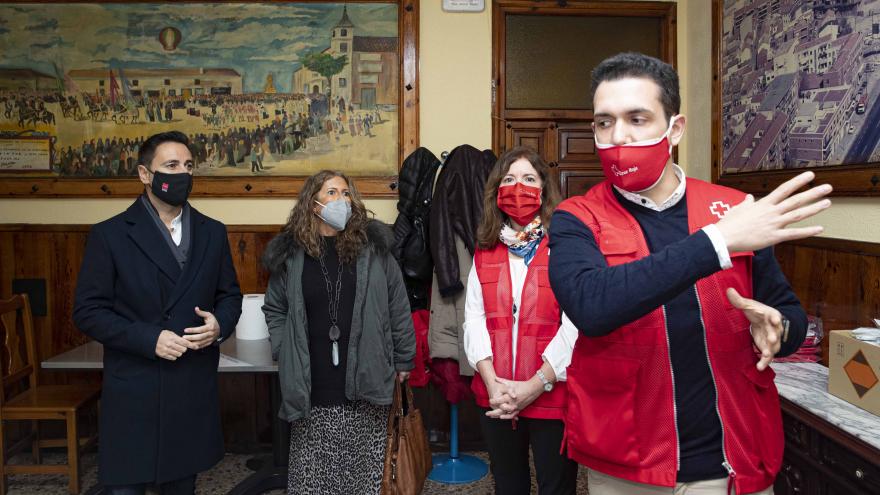 Javier Luengo visita un nuevo centro para personas y familias sin hogar con síntomas leves de COVID-19 en Alcobendas