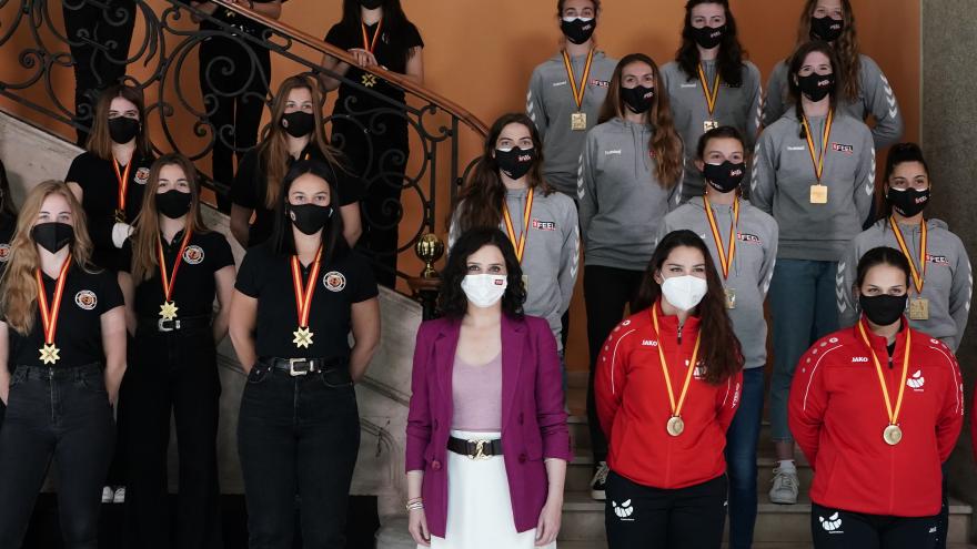 Díaz Ayuso celebra el éxito del deporte femenino madrileño con las campeonas de la Copa de la Reina de voley y hockey en línea y sobre hielo