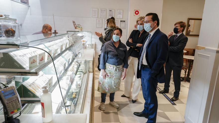 Fernández-Lasquetty ha entregado el sello Garantía Madrid a la cadena Rodilla por sus buenas prácticas frente al COVID-19