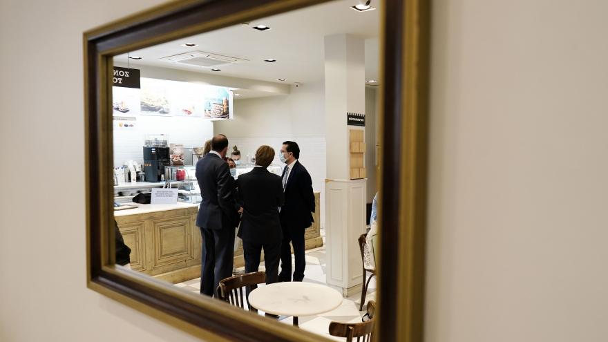 Fernández-Lasquetty ha entregado el sello Garantía Madrid a la cadena Rodilla por sus buenas prácticas frente al COVID-19
