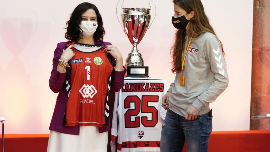 Díaz Ayuso celebra el éxito del deporte femenino madrileño con las campeonas de la Copa de la Reina de voley y hockey en línea y sobre hielo