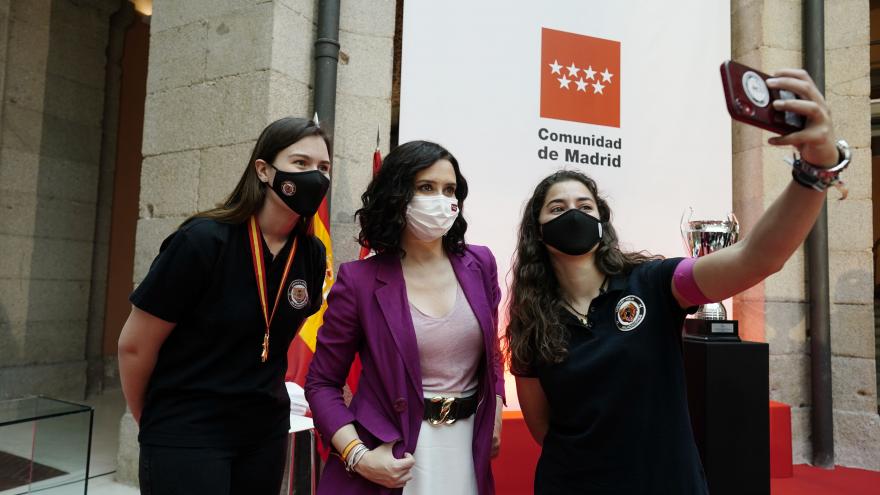 Díaz Ayuso celebra el éxito del deporte femenino madrileño con las campeonas de la Copa de la Reina de voley y hockey en línea y sobre hielo