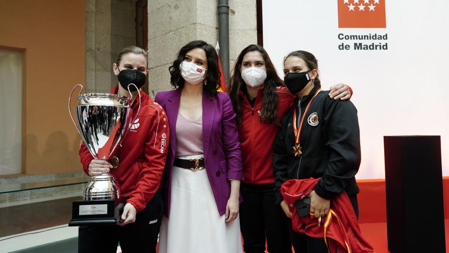 Díaz Ayuso celebra el éxito del deporte femenino madrileño con las campeonas de la Copa de la Reina de voley y hockey en línea y sobre hielo