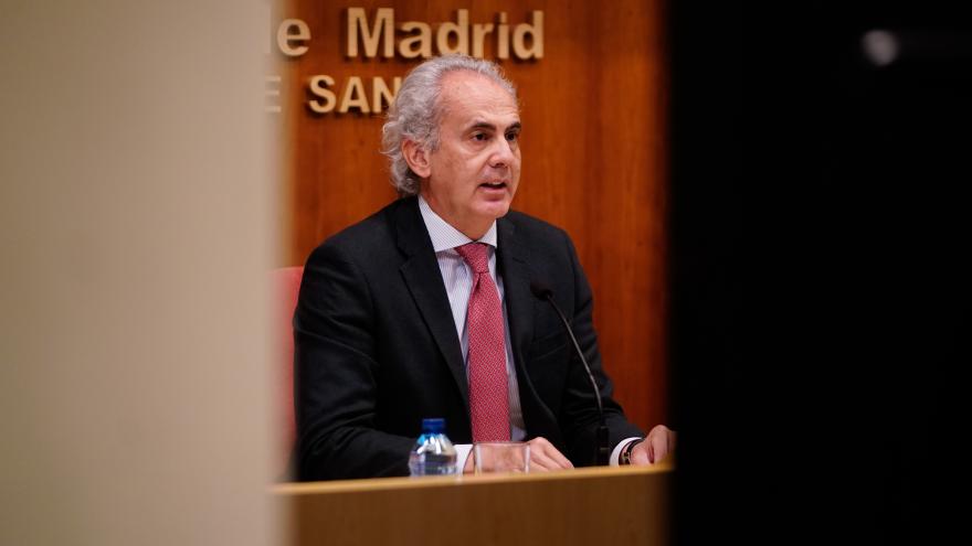 El consejero de Sanidad, Enrique Ruiz Escudero, durante la rueda de prensa
