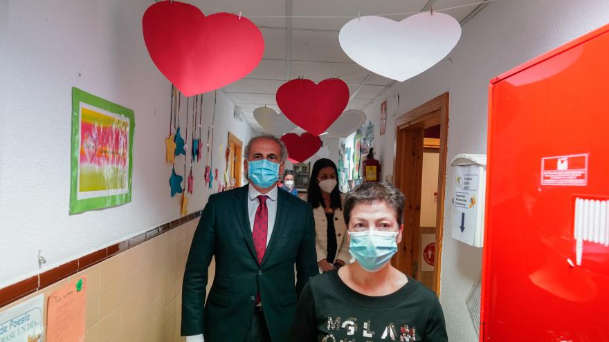 Enrique Ruiz Escudero ha visitado el Centro Maternal Residencia Norte
